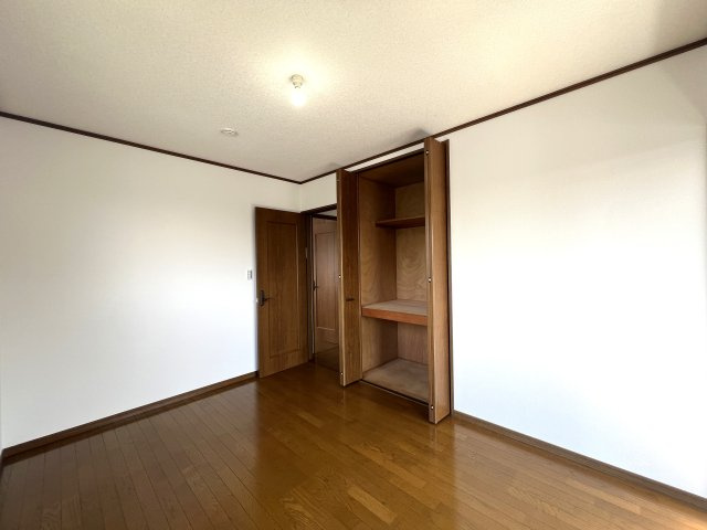 この家、実は、、床面積以上に使える！！面積未算入の約９.２帖ロフトあり！！もう、ココはお子様の遊び場に占領される可能性を秘めた『保土ケ谷区上菅田町』リノベーション戸建は見逃せない！！の洋室|ゆったりした洋室です