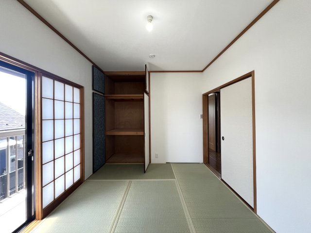 この家、実は、、床面積以上に使える！！面積未算入の約９.２帖ロフトあり！！もう、ココはお子様の遊び場に占領される可能性を秘めた『保土ケ谷区上菅田町』リノベーション戸建は見逃せない！！の和室|畳の上でゆっくりとくつろげる和室です