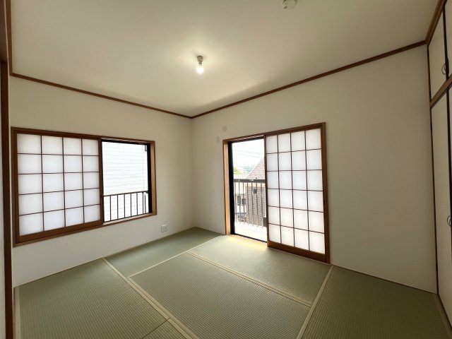 この家、実は、、床面積以上に使える！！面積未算入の約９.２帖ロフトあり！！もう、ココはお子様の遊び場に占領される可能性を秘めた『保土ケ谷区上菅田町』リノベーション戸建は見逃せない！！の和室|畳の上でゆっくりとくつろげる和室です