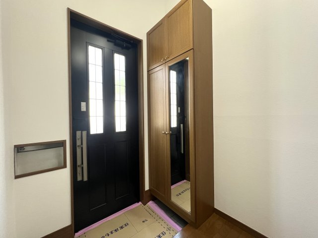 この家、実は、、床面積以上に使える！！面積未算入の約９.２帖ロフトあり！！もう、ココはお子様の遊び場に占領される可能性を秘めた『保土ケ谷区上菅田町』リノベーション戸建は見逃せない！！の玄関|明るい玄関です