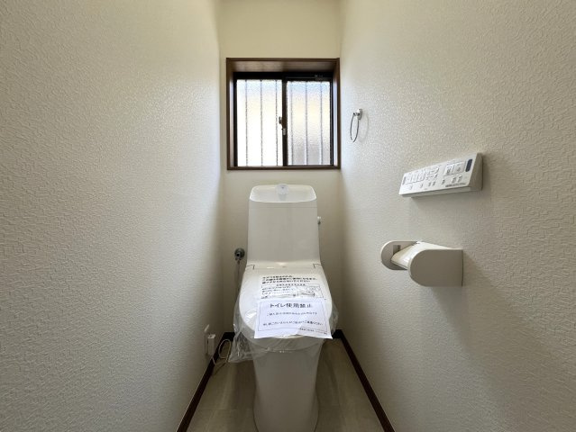 この家、実は、、床面積以上に使える！！面積未算入の約９.２帖ロフトあり！！もう、ココはお子様の遊び場に占領される可能性を秘めた『保土ケ谷区上菅田町』リノベーション戸建は見逃せない！！のトイレ|落ち着いた色調のトイレです