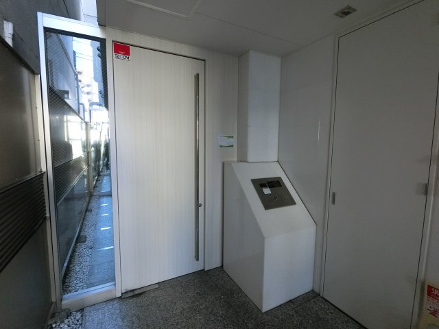 ヴォーナ・ヴィータ行徳駅前のエントランス