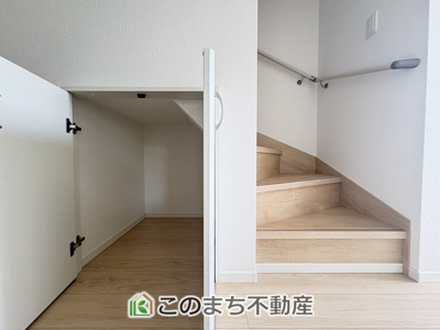 【内装】 | CRADLE GARDEN真岡市並木町　第7　1号棟 | あると便利な階段下収納＆手摺り付き階段で小さなお子様やご年配の方も安心ですね☆