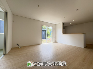 【居間・リビング】 | CRADLE GARDEN真岡市並木町　第7　1号棟 | ご家族の団らんを明るい日差しがが照らします☆