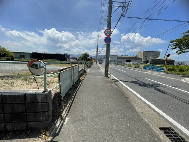 沼南町三丁目11番(地番4160番3)（B-15）の前面道路含む現地写真