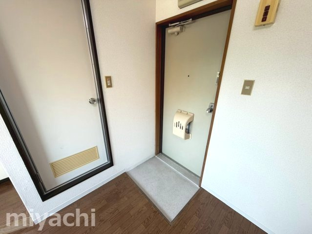 プチメゾン仲之町の玄関