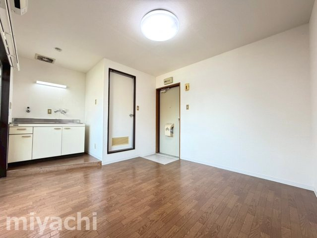 プチメゾン仲之町の洋室
