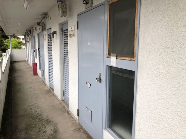 西浦マンションのエントランス