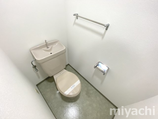 徳島市川内町金岡の賃貸マンションのトイレ