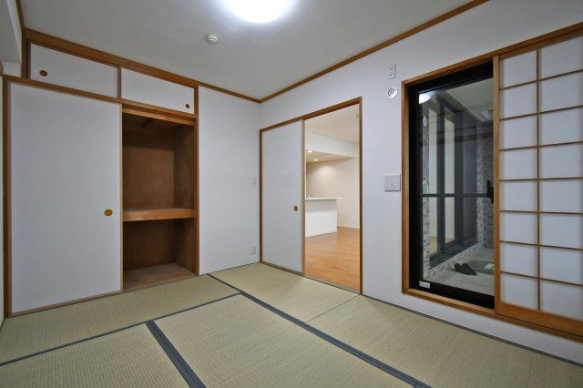 ネオステージ大宮の和室|6帖　和室： 畳表、襖を交換済みです。押入れも大容量で、複数のお布団もラクラク収納出来ます。綺麗な和室はご家族やゲストの寝室、お子様の遊び場などで大活躍！