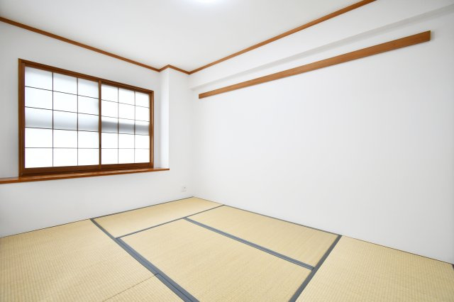 ネオステージ大宮の和室|【和室：6帖】ご家族、ゲストの寝室の他、リビング続き間でキッチンからも見えますので、お子様の遊び場、お昼寝スペースにも重宝します。収納も大きくお洋服もすっきり片付きます。南向きの窓付きで陽当たり◎