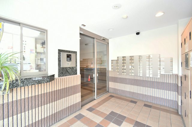ネオステージ大宮のエントランス|上品さが漂うエントランス！明るい雰囲気で安心感もありますね。駐輪場・駐車場・バイク置き場も充実で安心！住宅購入前後の資金相談の際に、お客様が抱えているご不安な点について、丁寧にご相談を承ります。