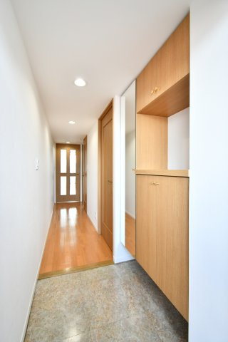 ネオステージ大宮の玄関|難しいイメージの住宅ローンは経験スタッフが丁寧にお手伝いしますのでご安心下さい！「家を買って終わり」ではなく、「買ってからがスタート」と考え、一人ひとりにあった資金計画やプランをご提案致します！