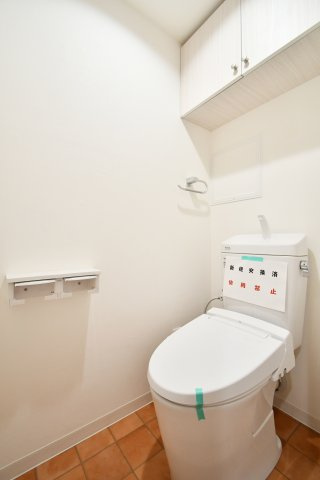 ネオステージ大宮のトイレ|【新規リノベーション】ペーパーホルダー2個付きは、さりげない嬉しいポイント！トイレットペーパーの交換頻度が減るものストレス軽減になりますね。また、上の棚にも備品を置く事ができ掃除道具をしまえます◎
