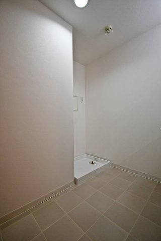 ネオステージ大宮のランドリースペース|清潔感溢れる白を基調としたデザインとなっております。洗濯パン付きランドリールームです。ゆとりのある洗濯スペースで使いやすい動線です。洗濯防水パン・洗濯水洗交換済！