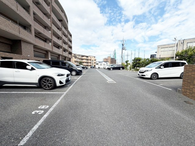 ボヌール千里中央弐番館の駐車場