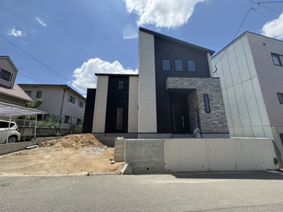 【外観】 | 片縄東1丁目新築戸建て | 2台駐車できます。現在、外構工事中です。