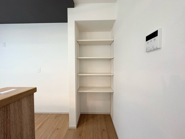 【収納】 | 片縄東1丁目新築戸建て | キッチン横のパントリー。自由に棚の高さを変えられます。