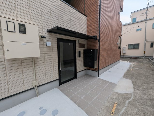 ヴェルメゾン三津屋中のエントランス
