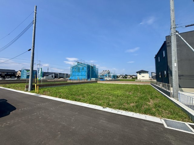 【前面道路含む現地写真】 | 【三室町第３期　現地外観】
※令和８年7月時点