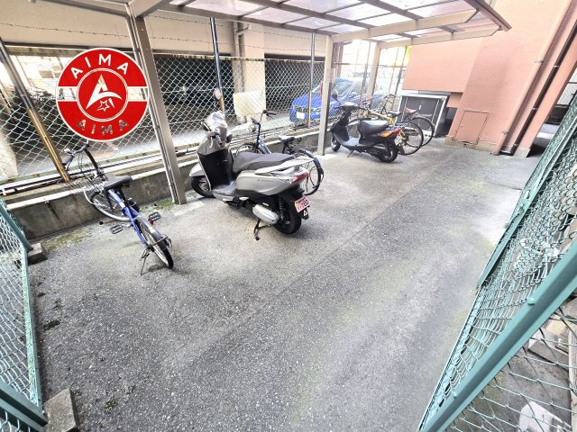 朝日プラザ大橋の駐輪場|屋根付きの駐輪場なので雨の日でも安心です。
