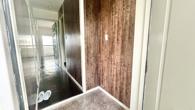 住吉台東住宅参号棟の玄関|広々としたゆとりのある玄関です。