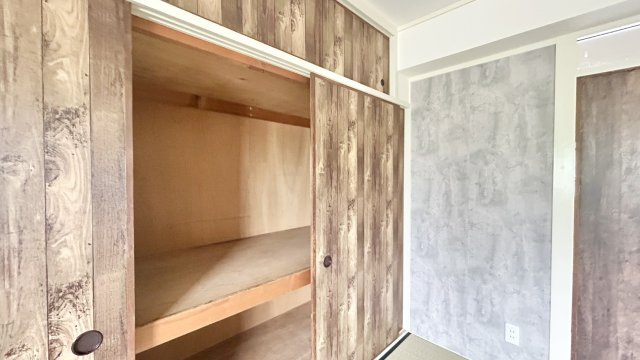 住吉台東住宅参号棟の収納|押し入れ収納です。季節ものの家電や、お布団など収納するのに十分な奥行きです。