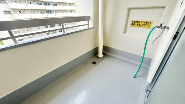 住吉台東住宅参号棟のバルコニー|水栓がついているので植物の水やりや、汚れ物を洗うのに便利です。