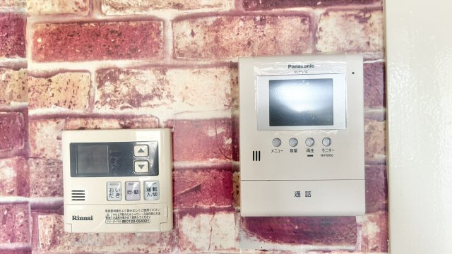 住吉台東住宅参号棟の防犯設備|インターフォンと給湯リモコンです。