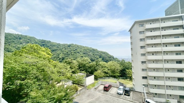 住吉台東住宅参号棟の展望|海が見える眺望良好な物件です。