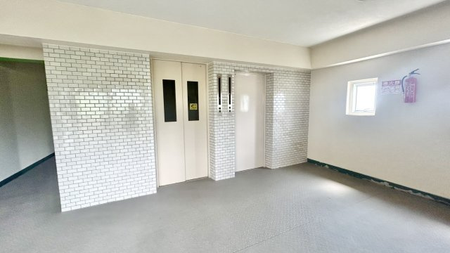 住吉台東住宅参号棟のその他共用部分|エレベーター付きです