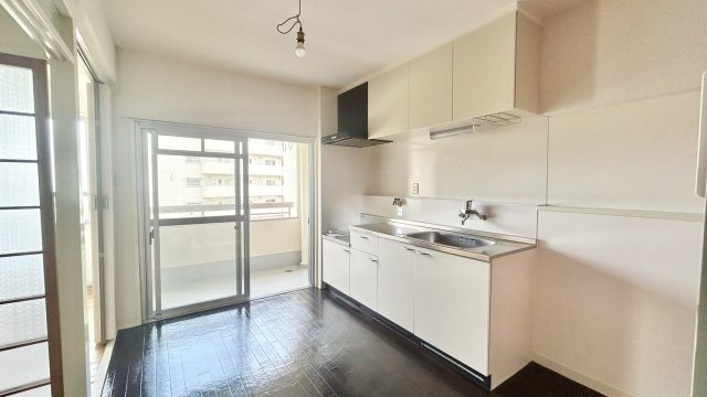 住吉台東住宅参号棟のキッチン|窓があり明るいダイニングです。小さなテーブルや収納カウンターなど置いていただけます。
