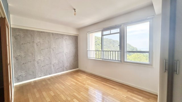 住吉台東住宅参号棟の洋室|南東の洋室です。照明をつけなくても明るい空間です。窓からは海が見え、気持ちのいい風が入ります。