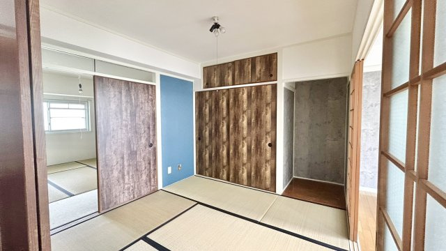 住吉台東住宅参号棟の和室|畳は綺麗な状態でそのままお使いいただけます。洋室との間にある建具はすりガラスで圧迫感がなく、どこか懐かしさを感じるデザインです。