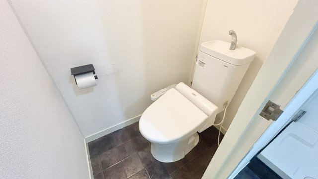 住吉台東住宅参号棟のトイレ|洗浄便座付きのトイレです。