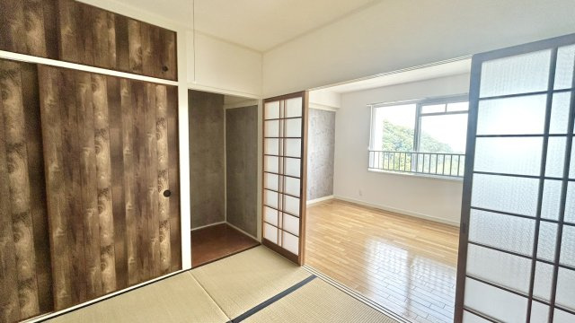 住吉台東住宅参号棟の和室|すりガラスの建具が魅力的な和室です。押し入れ収納は十分な広さで来客用のお布団もしまっておけます。