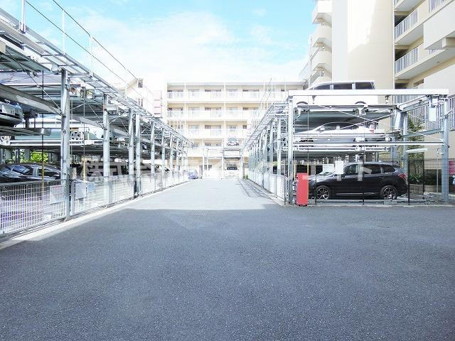 プレシス豊田の駐車場