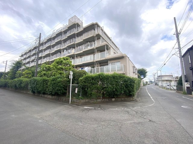 ファミネス清瀬の外観|外観
落ち着いた街並みに調和する、洗練された外観デザインの分譲マンション。管理体制が良好で、共用部もきれいに維持されています。周辺の買い物環境も整った便利な立地です。