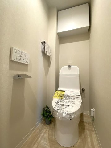 ファミネス清瀬のトイレ|トイレ新規交換
温水洗浄便座へ新規交換された快適なトイレ空間。衛生的に使用できる最新設備を備え、手洗いやすさと清掃性の高さが魅力です。上部には収納に役立つ棚も配置しています。