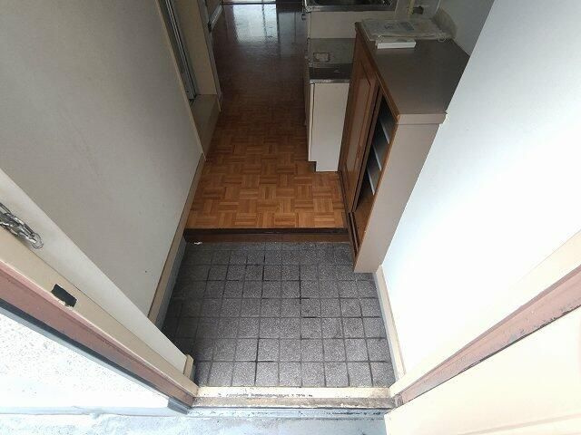 長塚マンションの玄関