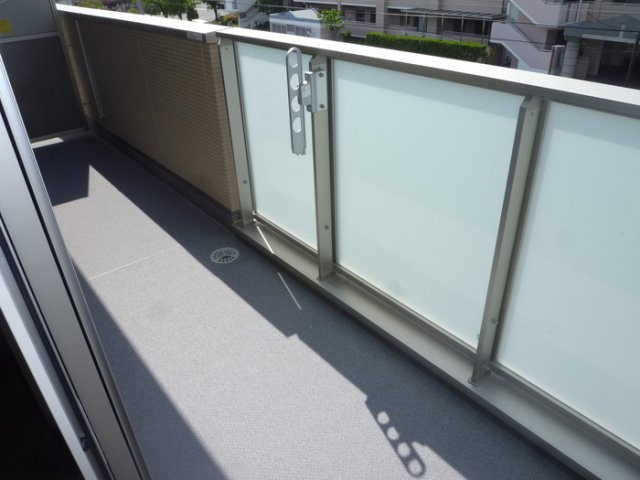 パインフローリッシュ長居東Ⅱ　長居小学校区のバルコニー