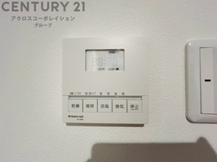暖房機能があるため、冬場でも温かい浴室で入浴でき、乾燥機能があるため、水気を素早く取り除けます。また、換気機能があるため、湿気を素早く排出してカビや雑菌の発生を防ぐことができます。

