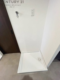 洗濯物の仕分け作業がしやすく、整理整頓が容易になります。洗濯音や湿気を他の部屋に持ち込まず、生活環境を快適に保ちます。上部を活用すれば収納スペースを確保でき洗剤や洗濯用品の整理もしやすくなります。
