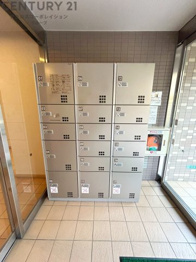 宅配ボックスは荷物の受け取りや配達が便利で安全です。不在時でも荷物が確保され、盗難や損傷のリスクが減少。受け取り時間の柔軟性が向上。外出先からでも荷物の受け取りや預けが可能となります。

