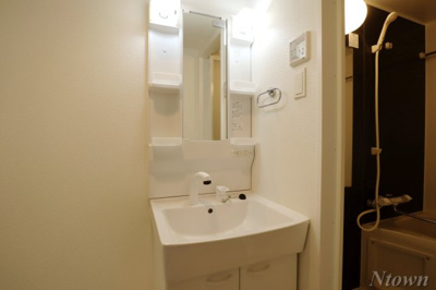 【独立洗面台】 | S-RESIDENCE上前津 | 独立洗面台、小物を置くことができて便利です