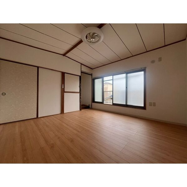 霞ヶ丘4丁目戸建の居間・リビング