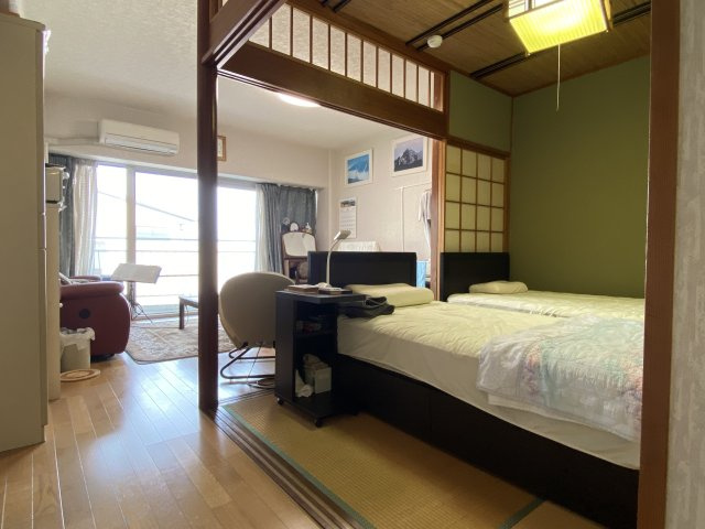 プラザ伊豆山の和室|畳のお部屋にベッドを置いています