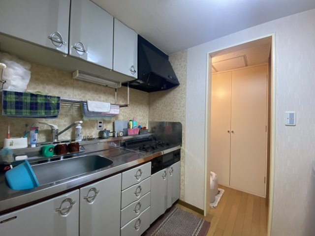 プラザ伊豆山のキッチン|キッチン奥に収納棚とトイレがあります