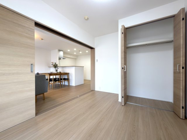 呉中央コープマンションの洋室|6.0帖の洋室です。リビングと一体的に使用することもできます。