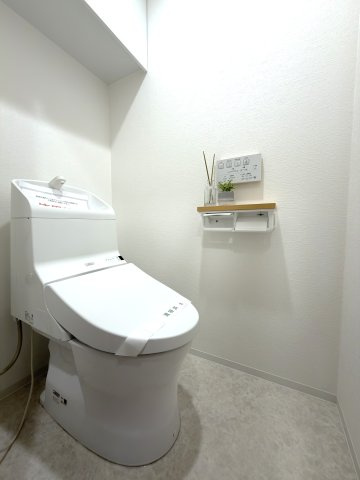 呉中央コープマンションのトイレ|上部に収納スペースがあるため収納にも便利です。